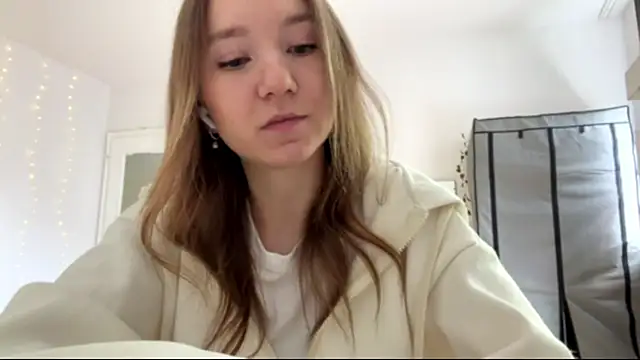 Snapshot of smalllisa chatting on June 4, 9:04 am smalllisa online show from June 4, 9:04 am