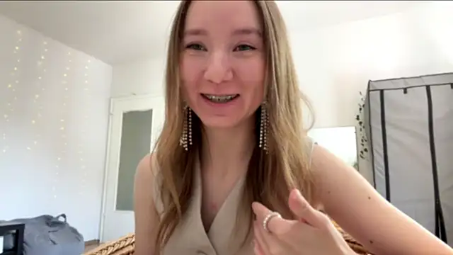 Snapshot of smalllisa chatting on June 7, 2:10 pm smalllisa online show from June 7, 2:10 pm