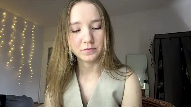 Snapshot of smalllisa chatting on June 11, 6:17 pm smalllisa online show from June 11, 6:17 pm