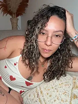 Snapshot of leana_bgeee chatting on June 3, 11:21 pm leana bgeee online show from June 3, 11:21 pm