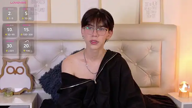 Snapshot of Kim_Adrien chatting on June 7, 3:32 am Kim Adrien online show from June 7, 3:32 am