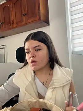 Snapshot of Camila_Duarte_2 chatting on June 9, 1:23 pm Camila Duarte 2 online show from June 9, 1:23 pm