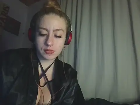 DollPhanie online show from June 7, 2:27 am