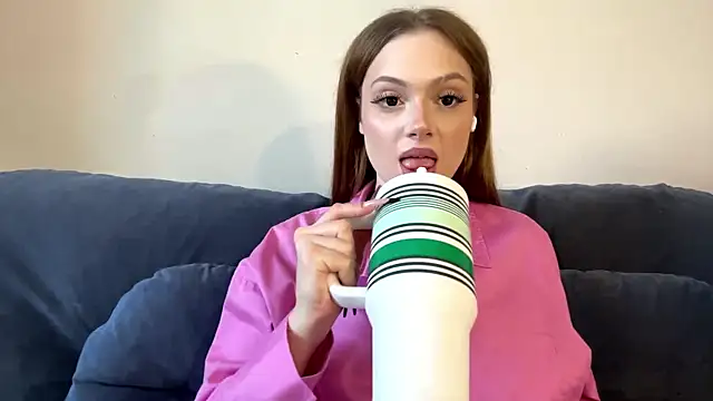 itskylieee online show from July 6, 3:03 pm