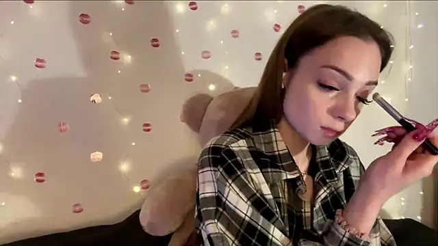 itskylieee online show from July 25, 9:18 am