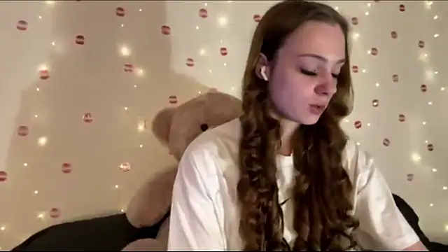 itskylieee online show from July 26, 9:05 am
