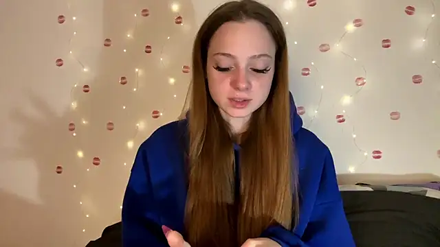 itskylieee online show from July 29, 9:29 am