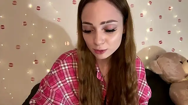 itskylieee online show from August 5, 9:23 am