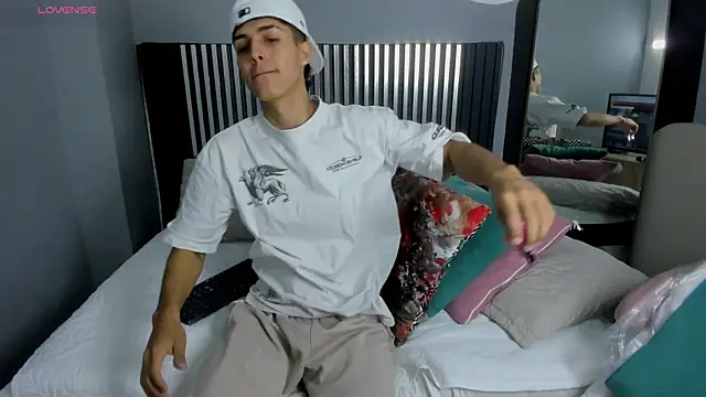 Axel Mendozaa online show from July 3, 8:26 pm