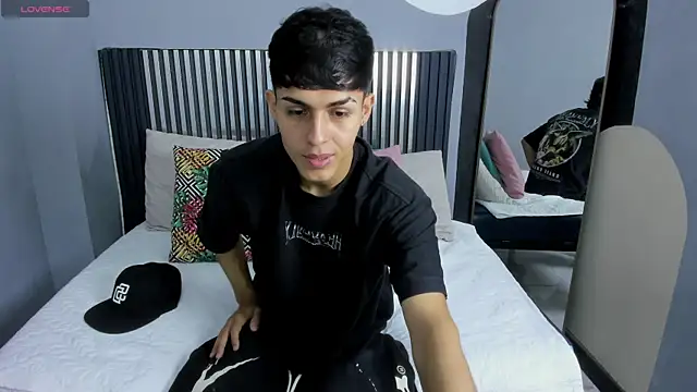 Axel Mendozaa online show from July 4, 8:04 pm