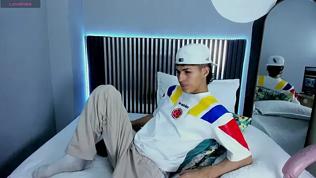 Axel Mendozaa online show from July 30, 8:19 pm