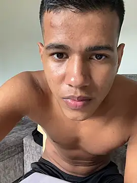 Snapshot of Andresfoxxxx chatting on June 13, 2:37 pm Andresfoxxxx online show from June 13, 2:37 pm