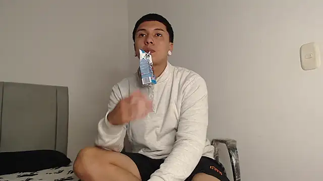 Owenn  blueee online show from June 12, 3:16 am