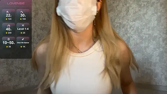 Snapshot of LunaHoke chatting on June 4, 11:27 am LunaHoke online show from June 4, 11:27 am