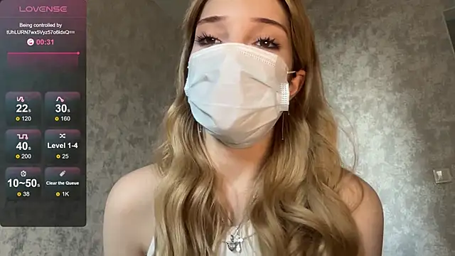 Snapshot of LunaHoke chatting on June 5, 6:52 am LunaHoke online show from June 5, 6:52 am
