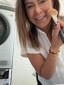 Snapshot of Evelyn_Anya chatting on June 14, 6:26 am Evelyn Anya online show from June 14, 6:26 am