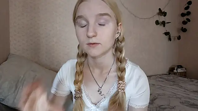 Snapshot of InnoBelle chatting on June 10, 5:28 am InnoBelle online show from June 10, 5:28 am