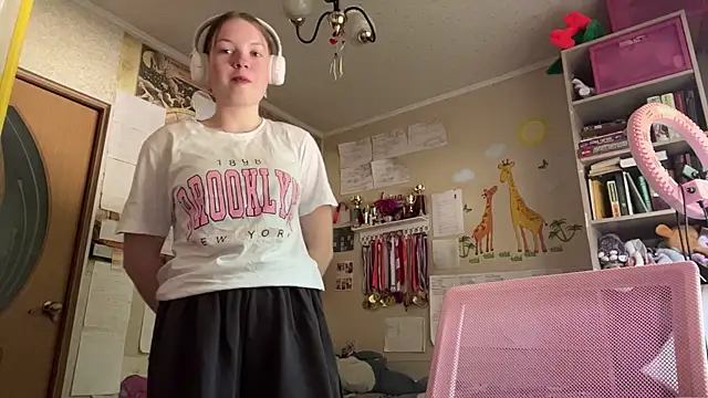 Snapshot of Aileyn chatting on June 7, 8:18 am Aileyn online show from June 7, 8:18 am