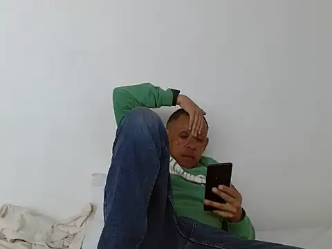 Snapshot of Alejo_cum42 chatting on June 11, 3:54 pm Alejo cum42 online show from June 11, 3:54 pm