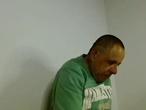 Snapshot of Alejo_cum42 chatting on June 12, 4:00 am Alejo cum42 online show from June 12, 4:00 am