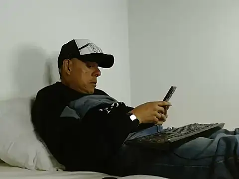 Snapshot of Alejo_cum42 chatting on June 14, 11:51 pm Alejo cum42 online show from June 14, 11:51 pm