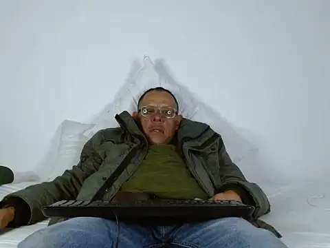 Snapshot of Alejo_cum42 chatting on June 17, 12:13 am Alejo cum42 online show from June 17, 12:13 am