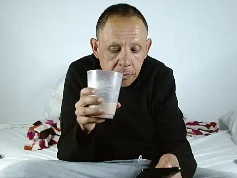 Snapshot of Alejo_cum42 chatting on June 19, 3:00 am Alejo cum42 online show from June 19, 3:00 am