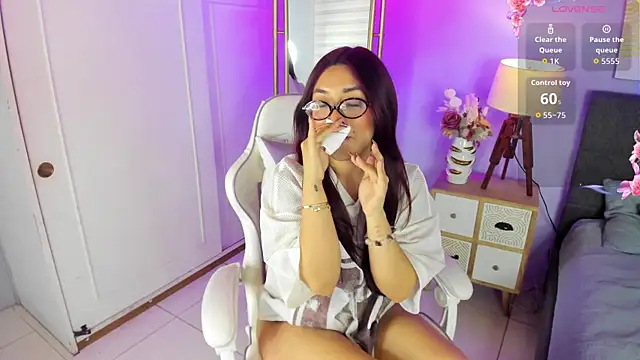 Snapshot of ginger_honey_ chatting on June 11, 1:09 pm ginger honey online show from June 11, 1:09 pm