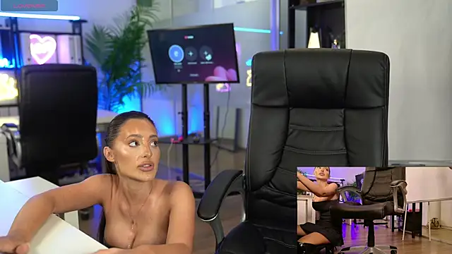BabesGoWild online show from July 8, 5:01 am