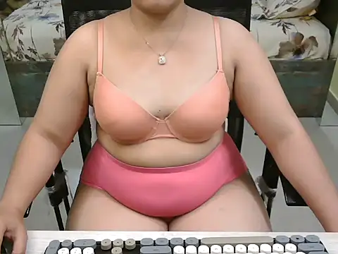 Snapshot of sexy_shanaya_ chatting on July 28, 1:10 pm sexy shanaya online show from July 28, 1:10 pm