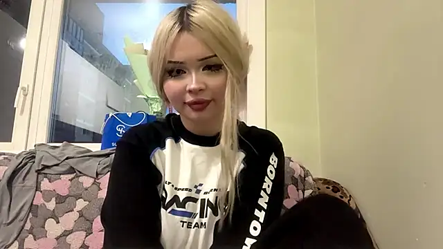 Snapshot of moonluv33 chatting on June 19, 1:26 pm moonluv33 online show from June 19, 1:26 pm