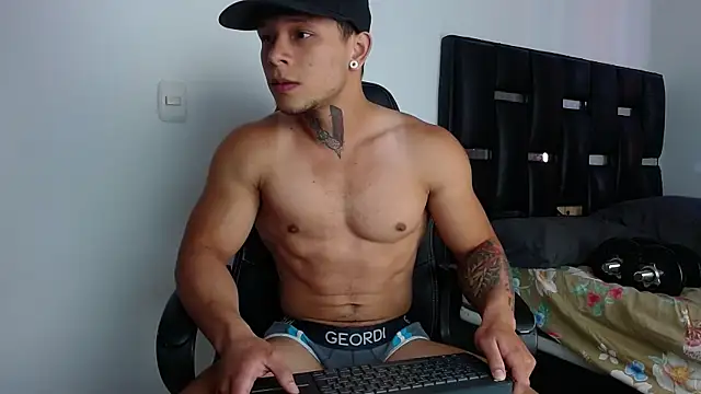 Snapshot of Erosscott_ chatting on June 23, 8:40 pm Erosscott online show from June 23, 8:40 pm