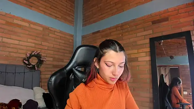 Snapshot of Emma_belley chatting on June 13, 7:12 pm Emma belley online show from June 13, 7:12 pm