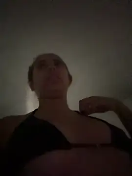 Snapshot of Issie_01 chatting on June 30, 3:18 am Issie 01 online show from June 30, 3:18 am