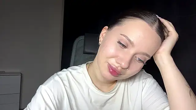 Snapshot of KarlyBiringer chatting on June 12, 11:46 pm KarlyBiringer online show from June 12, 11:46 pm