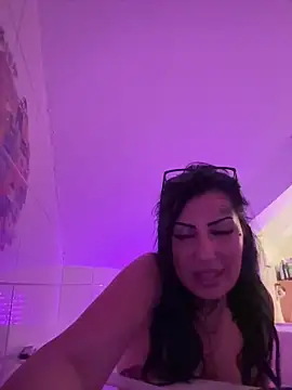 Snapshot of Arabella05 chatting on June 16, 12:35 am Arabella05 online show from June 16, 12:35 am