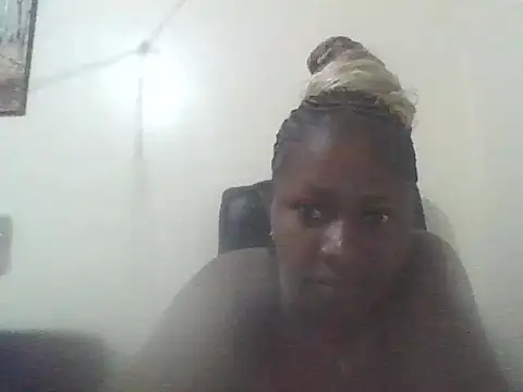 Snapshot of queen_bruce02 chatting on June 10, 6:12 am queen bruce02 online show from June 10, 6:12 am