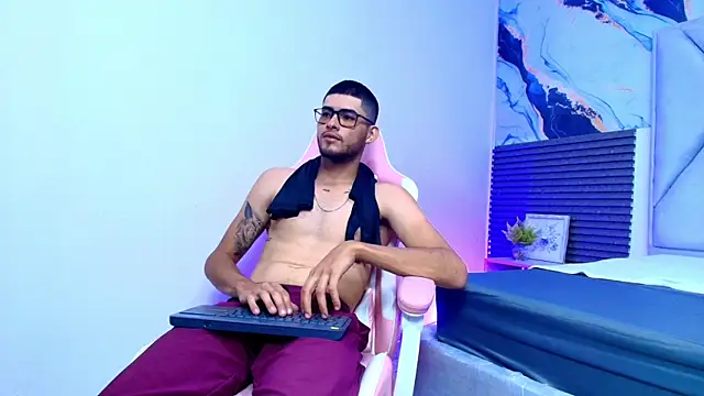 Snapshot of Stron_dominant chatting on June 15, 12:51 pm Stron dominant online show from June 15, 12:51 pm