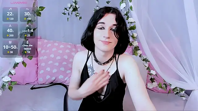 MickeQuinee online show from June 8, 10:04 am