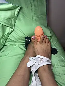 Snapshot of prettytoesfreak chatting on June 7, 7:39 pm prettytoesfreak online show from June 7, 7:39 pm