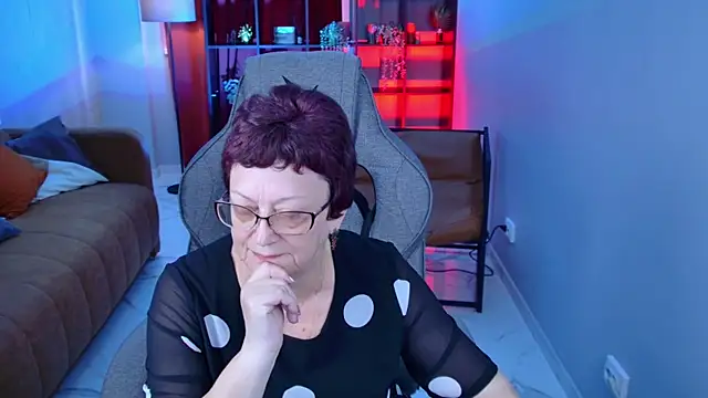 IsoldeMirevain online show from June 14, 8:38 am