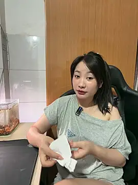 Snapshot of QuynhAnh99 chatting on June 12, 2:10 am QuynhAnh99 online show from June 12, 2:10 am