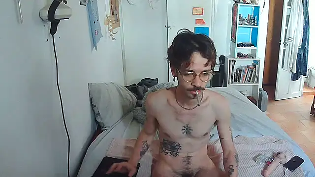 Snapshot of TrashXthrash chatting on June 13, 8:01 am TrashXthrash online show from June 13, 8:01 am