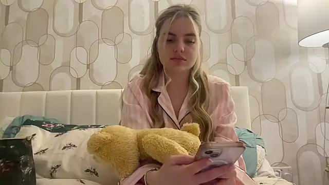 Snapshot of Lilyswlrdxo chatting on June 12, 11:35 pm Lilyswlrdxo online show from June 12, 11:35 pm
