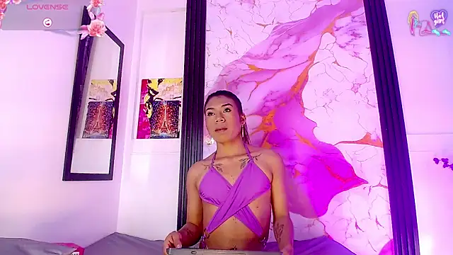 Astrid Cardenas online show from June 11, 3:37 am