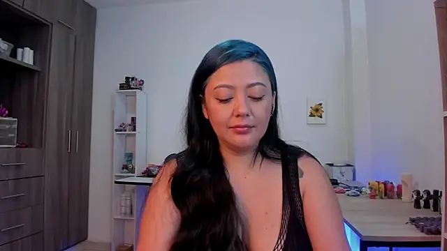 LauraToro  online show from March 25, 4:02 pm