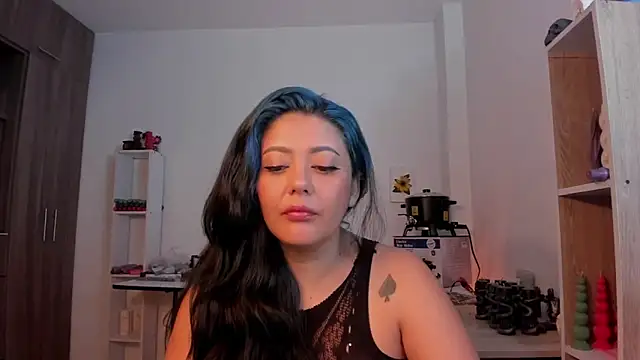 Snapshot of LauraToro_ chatting on April 5, 10:18 pm LauraToro online show from April 5, 10:18 pm