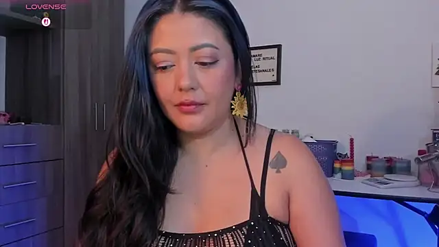 Snapshot of LauraToro_ chatting on May 4, 9:11 pm LauraToro online show from May 4, 9:11 pm