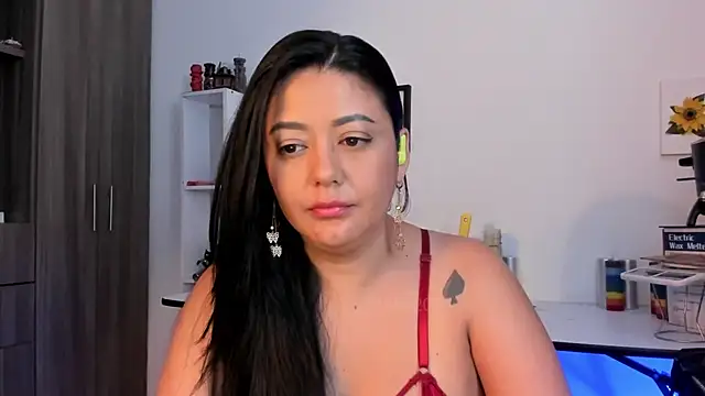 Snapshot of LauraToro_ chatting on June 13, 9:13 pm LauraToro online show from June 13, 9:13 pm