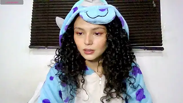 Snapshot of Diamond_Curls chatting on June 11, 3:21 pm Diamond Curls online show from June 11, 3:21 pm